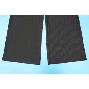 Detail des hochelastischen Rippstoffs und des Beinsaum-Abschlusses eines braunen Jumpsuits