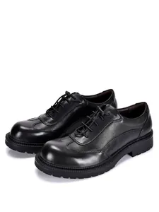 Vista dettagliata delle scarpe Derby da uomo in pelle nera con suola spessa antiscivolo
