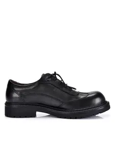 Vista laterale professionale di scarpa Derby in pelle martellata nera con suola platform