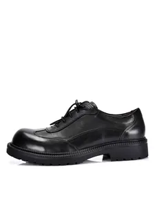 Profilo laterale di scarpe Derby in vera pelle nera con suola spessa alla moda.
