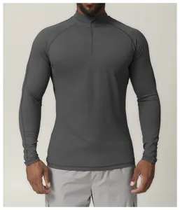 Détail frontal du t-shirt de sport gris à manches longues et col zippé pour homme, ajusté