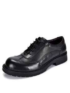 Vista dettagliata di scarpe derby in pelle nera da uomo con suola spessa carrarmato