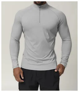 Vue détaillée d'un t-shirt de sport gris à quart de zip pour homme, séchage rapide
