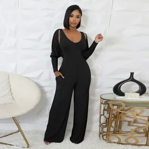 Detailansicht eines schwarzen gerippten Jumpsuit-Sets mit passendem Bolero