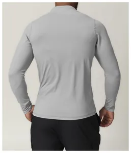 Vue arrière d'un t-shirt de sport gris à manches longues pour hommes, séchage rapide.