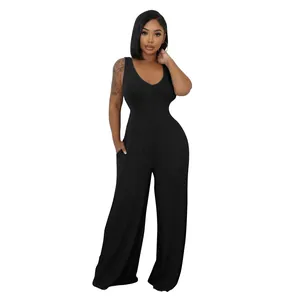 Detailansicht eines schwarzen ärmellosen Rippstrick-Jumpsuits für Damen mit weitem Bein.