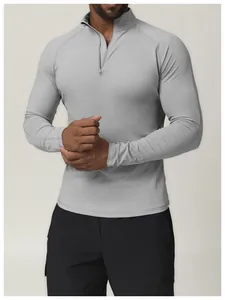 Détail du t-shirt de sport pour homme à manches longues et quart de zip gris