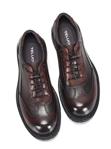Vista dall'alto professionale di scarpe derby in vera pelle da uomo color caffè