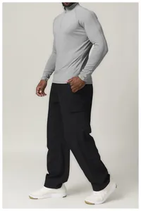 Détail d'un t-shirt de sport à manches longues et quart de zip pour homme en gris clair