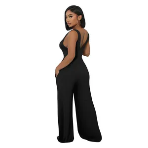 Elegante Rückansicht des hochelastischen schwarzen gerippten ärmellosen Jumpsuits