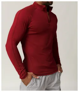 Vue détaillée du col à quart de fermeture éclair et du tissu respirant sur un haut de sport homme