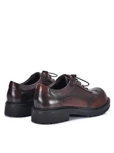Dettaglio laterale di scarpe Derby casual in pelle di vacchetta marrone scuro di qualità