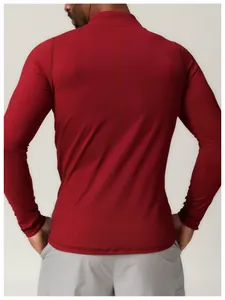 Vue arrière d'un t-shirt de sport rouge à manches longues pour homme, séchage rapide
