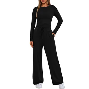 Vue d'ensemble d'un ensemble décontracté noir à manches longues avec taille plissée et pantalon large.