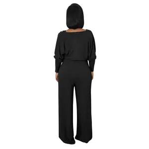Rückenansicht eines schwarzen gerippten Langarm-Jumpsuits mit weitem Bein