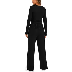 Vue arrière d'un ensemble de détente noir deux pièces avec haut à manches longues et pantalon