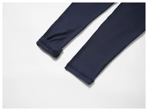 Gros plan détaillé des poignets d'un t-shirt de sport bleu marine à séchage rapide