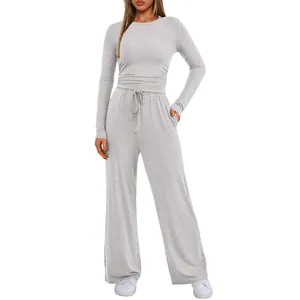 Ensemble deux pièces gris avec haut à manches longues plissé et pantalon large fluide
