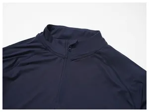 Gros plan d'un t-shirt de sport pour homme bleu marine avec détails du col et du zip.