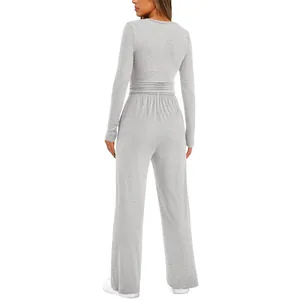 Vue arrière d'un ensemble de détente gris avec haut froncé et pantalon à jambes larges