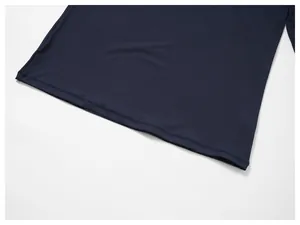 Détail de l'ourlet robuste à double surpiqûre sur un t-shirt de sport bleu marine séchant