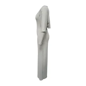 Detaillierte Seitenansicht grauer, hochstretchiger Rippen-Jumpsuit mit passendem Bolero-Set