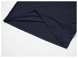Gros plan sur les coutures renforcées de l'ourlet d'un t-shirt de sport bleu marine