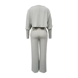 Rückansicht eines grauen, gerippten Zweiteilers mit Bolero und weitem Jumpsuit