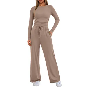 Vue détaillée d'un ensemble de détente taupe pour femme avec haut froncé et pantalon