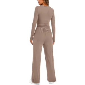 Vue arrière d'un ensemble de détente moka deux pièces avec taille plissée et pantalon large