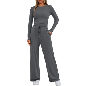 Détail de l'ensemble décontracté gris avec haut froncé et pantalon à jambes larges pour femme