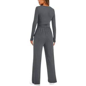 Vue arrière d'un ensemble détente gris avec haut à manches longues plissé et pantalon