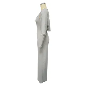 Seitenansicht eines grauen, gerippten Langarm-Jumpsuits mit passendem Cape-Set auf Mannequin.