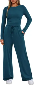 Détail d'un ensemble pour femme bleu sarcelle avec haut drapé et pantalon large