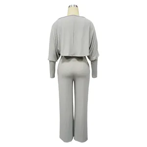 Rückansicht eines grauen, gerippten, langärmeligen Cape- und Jumpsuit-Modasets.