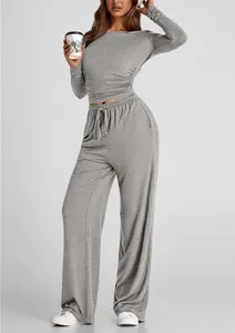 Ensemble gris décontracté avec haut à manches longues froncé et pantalon large