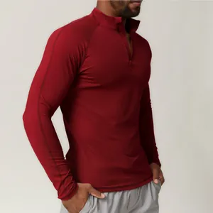T-shirt de sport rouge à quart de zip pour hommes, séchage rapide et manches longues.