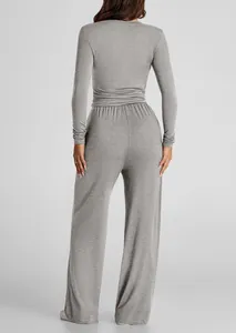 Vue arrière d'une femme portant un ensemble détente gris avec détails plissés