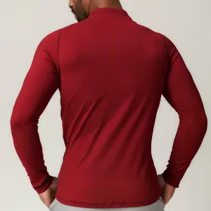 Vue arrière d'un t-shirt de sport à manches longues rouge pour homme, séchage rapide
