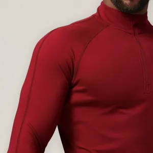 Gros plan d'un t-shirt de sport rouge à manches longues pour homme avec un demi-zip très élégant