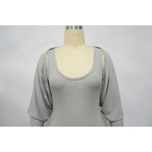 Graues Rippstrick-Set aus Bolero und Jumpsuit im Detail