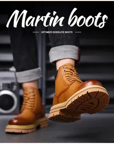 Vue détaillée de bottines Martin pour hommes en cuir beige avec semelle épaisse et robuste