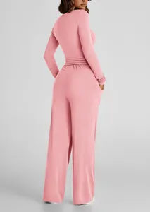 Vue arrière détaillée d'un ensemble avec haut rose à manches longues et pantalon large