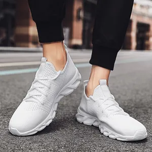Primo piano di sneaker bianche in fly-knit su modello con mesh traspirante in città