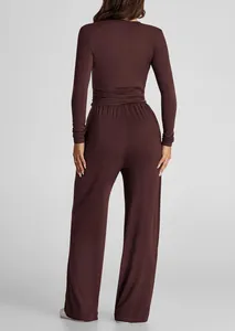 Vue arrière d'un ensemble décontracté marron avec haut plissé et pantalon large