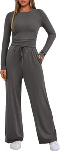 Vue détaillée d'un ensemble lounge gris avec haut froncé et pantalon large
