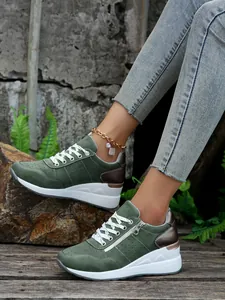 Λεπτομερής άποψη για λαδί γυναικεία sneakers με πλατφόρμα και πλαϊνό φερμουάρ σε μοντέλο.