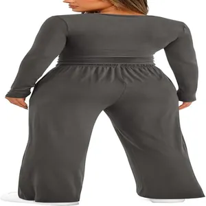 Vue arrière d'un ensemble de détente gris anthracite avec taille plissée et pantalon large.