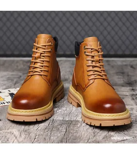 Vue de face des bottes de travail en cuir marron mi-hautes pour hommes à semelles épaisses