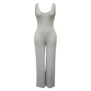 Vorderansicht eines grauen gerippten ärmellosen Jumpsuits mit weitem Bein für Damen